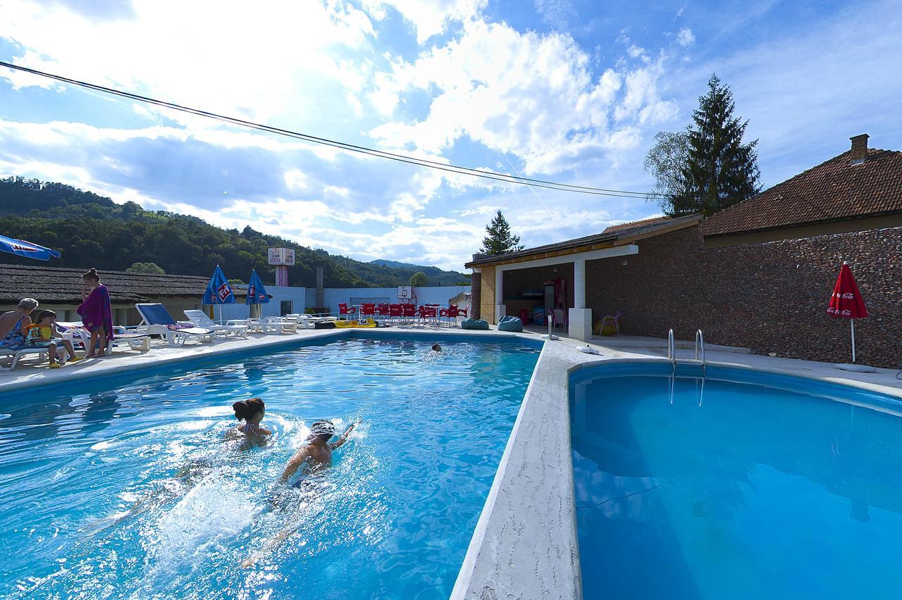 Vila Etna Hotel Ugrinovci  Kültér fotó